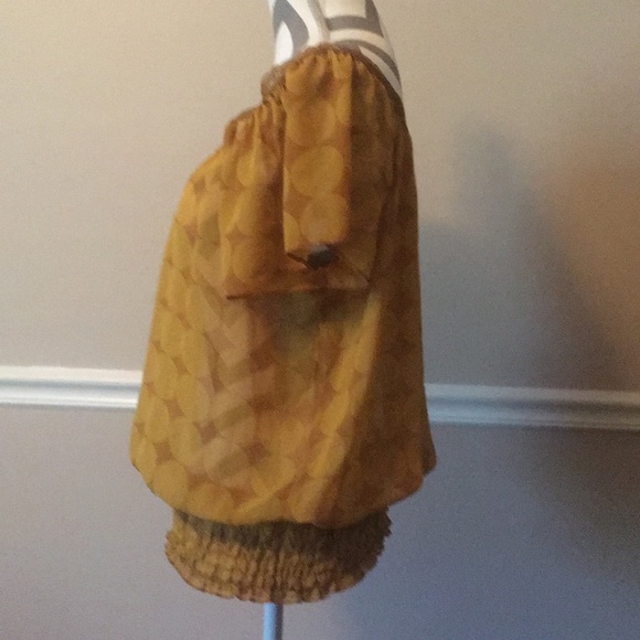 Nice sheer top! - Picture 3 of 4